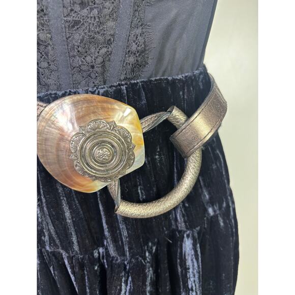 Women\'s Metallic Accent Leather Belt with Shell Medallion - Black main image 7